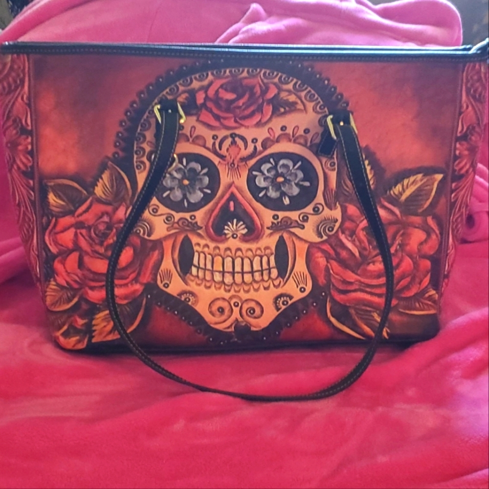 Skull tote bag in New condition. Big and roomy.
